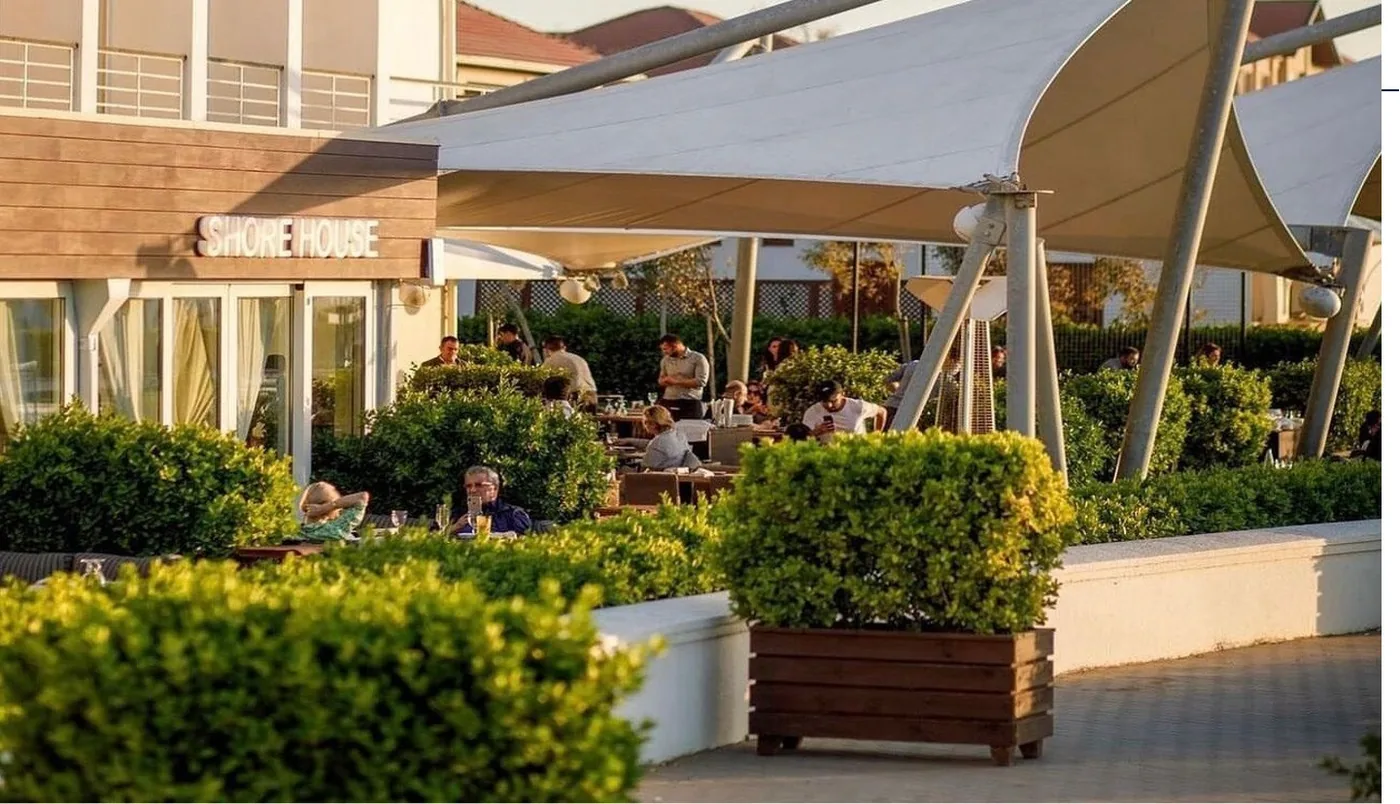Otelin yanında Shore House restoranının çadırı